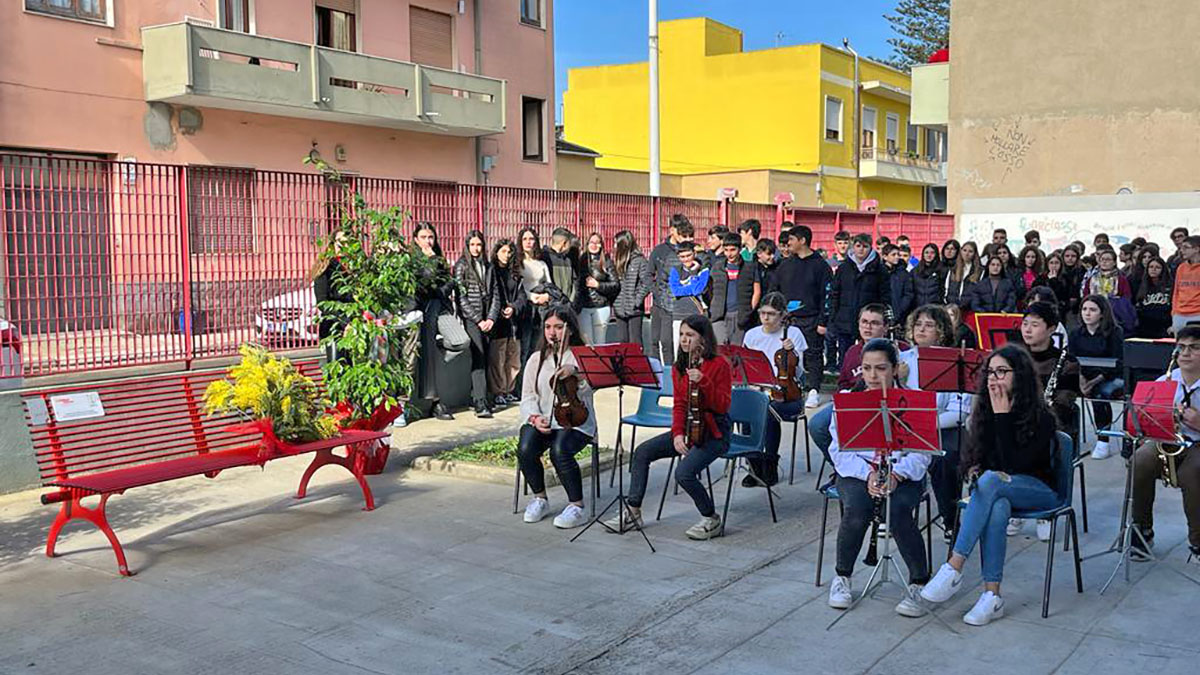 Quartu, la Panchina Rossa nella Scuola Media di Via Tiziano