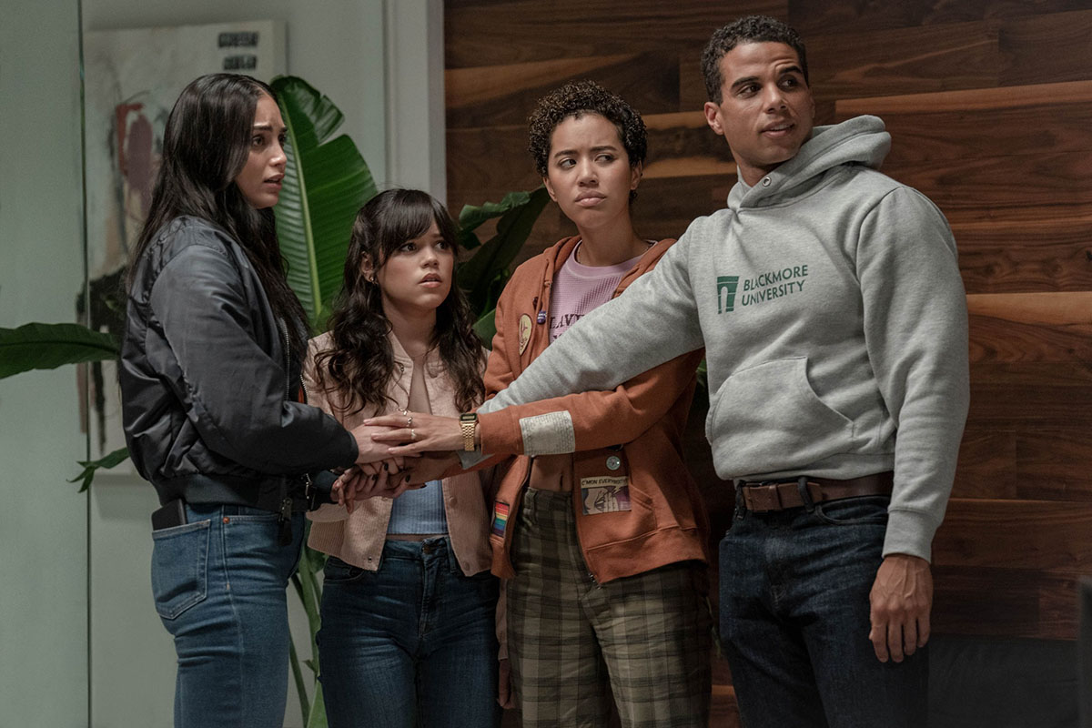 Da sinistra: Melissa Barrera (Sam Carpenter), Jenna Ortega (Tara Carpenter), Jasmin Savoy Brown (Mindy Meeks-Martin) e Mason Gooding (Chad Meeks-Martin) in “Scream VI”