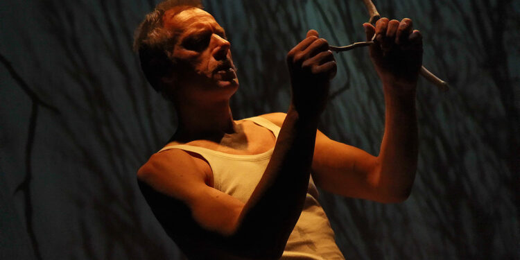 Tiziano Polese in "Jeffrey Dahmer / Il gioco delle ossa" di Abaco Teatro