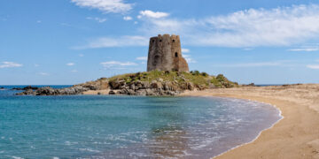Torre di Barì a Barisardo. ? Depositphotos