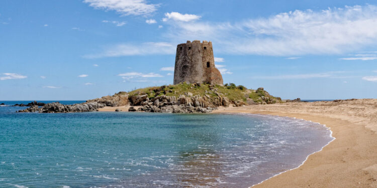 Torre di Barì a Barisardo. ? Depositphotos
