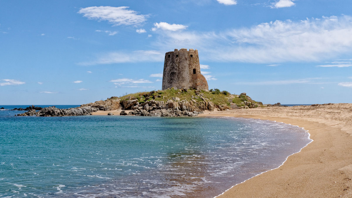 Torre di Barì a Barisardo. ? Depositphotos