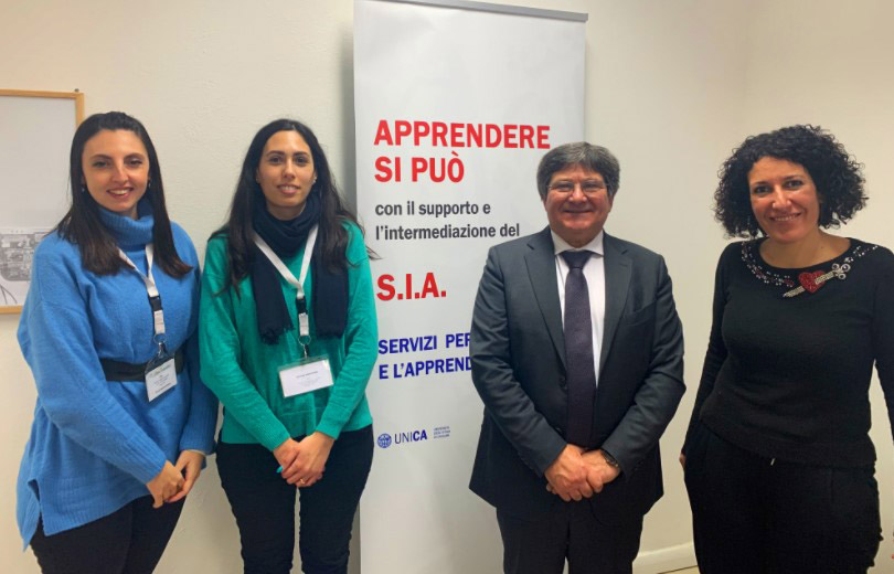 Università di Cagliari, team SIA. Da sinistra le tutor specializzate Michela Faggian e Anna Pisanu, con il rettore Francesco Mola e la dottoressa Silvia Vinci