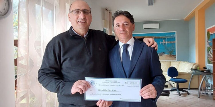 La consegna della donazione a Don Gaetano Galia