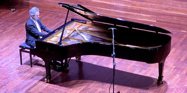Il pianista spagnolo Andrés Manchado nella sala Sassu del conservatorio di Sassari