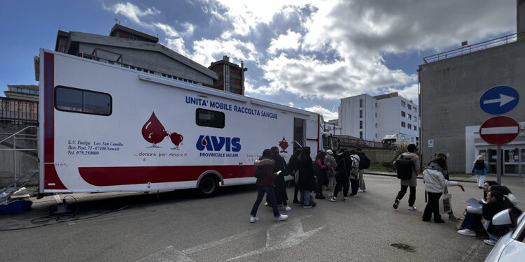 Sassari, studenti universitari che donano sangue