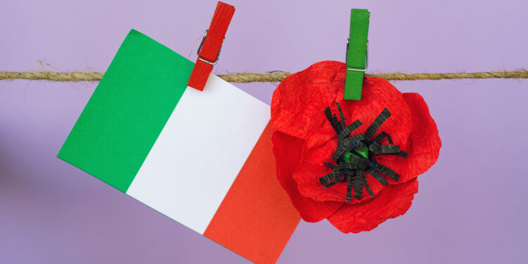 25 aprile, bandiera italiana e papavero. 📷 Depositphotos