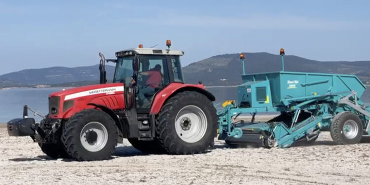 Alghero, il mezzo puliscispiaggia Beach Tech 3000 della Vosma in azione