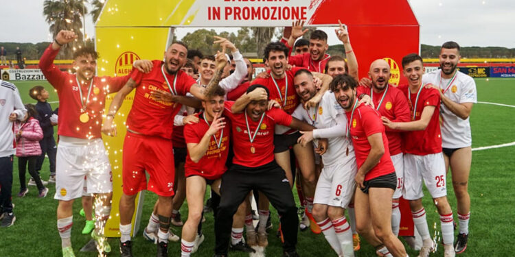 L'Alghero Calcio festeggia per la vittoria del campionato
