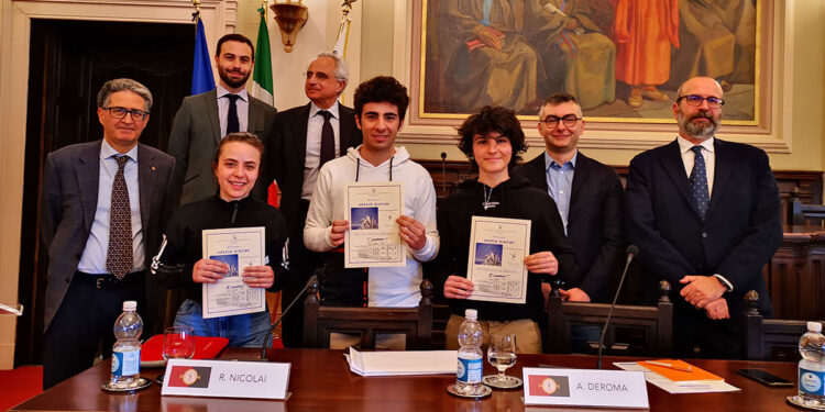 Certamen "Andrea Blasina": i vincitori insieme ai componenti della giuria, ai relatori e al dirigente scolastico dell'Azuni Antonio Deroma