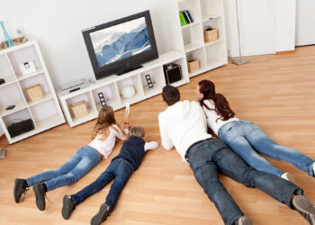 Famiglia guarda la tv. 📷 Depositphotos