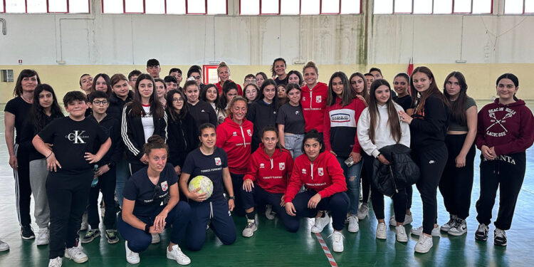 La Torres Femminile in visita alla Scuola Media n. 10 di Sassari