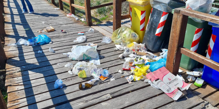 La passerella di accesso a La Pelosa invasa dai rifiuti