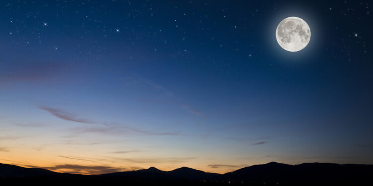 Luna piena. ? Depositphotos