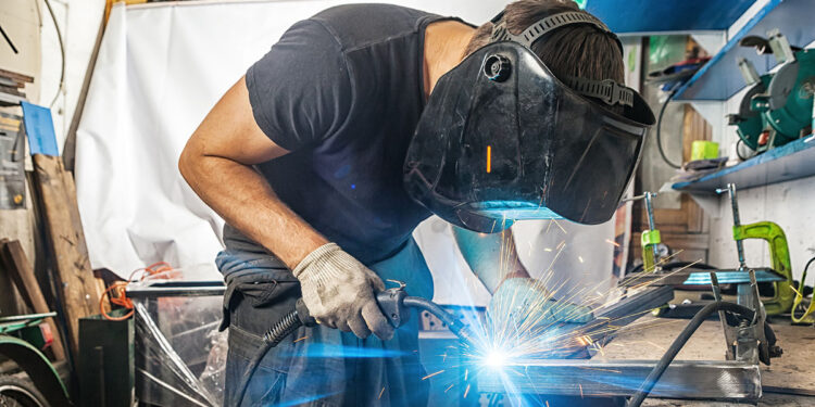 Operaio saldatore. ? Depositphotos