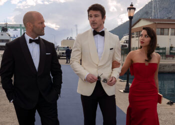 Jason Statham (Orson Fortune), Josh Hartnett (Danny Francesco), e Aubrey Plaza (Sarah Fidel) in “Operation Fortune”. ? Dan Smith | Lionsgate