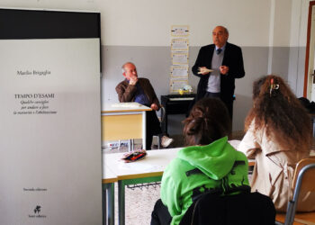 Presentazione del libricino di Manlio Brigaglia sull'esame di maturità in una delle quinte del Liceo Azuni (a sinistra il professor Salvatore Tola, a destra il professor Piero Sanna)