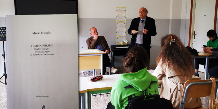 Presentazione del libricino di Manlio Brigaglia sull'esame di maturità in una delle quinte del Liceo Azuni (a sinistra il professor Salvatore Tola, a destra il professor Piero Sanna)