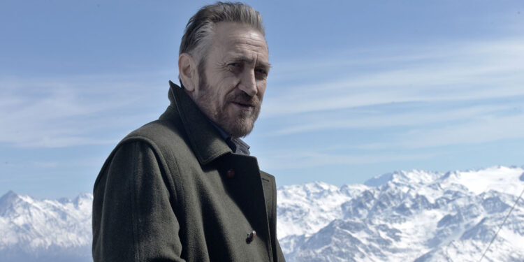 Marco Giallini nei panni di Rocco Schiavone