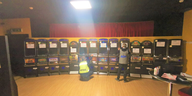 Sequestrati 14 apparecchi da gioco irregolari in una sala giochi di Cagliari