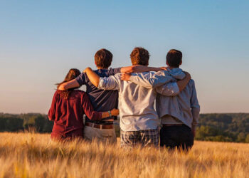 Sinergia tra cittadini, ragazzi abbracciati