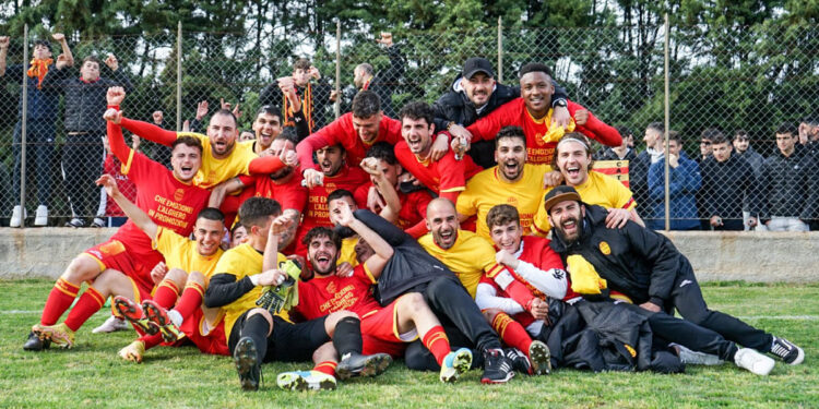 La gioia dei giocatori dell’Alghero Calcio per il passaggio in Promozione
