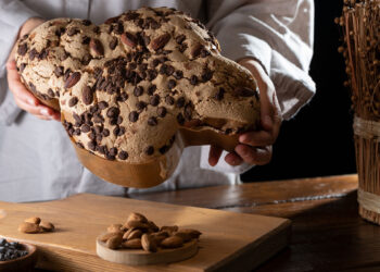 Colomba al cioccolato. 📷 Depositphotos