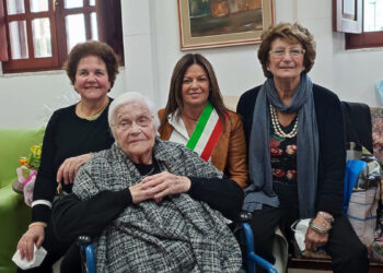 Maria Maddalena Bardi con le figlie Rita e Antonella e l'assessore Zedda