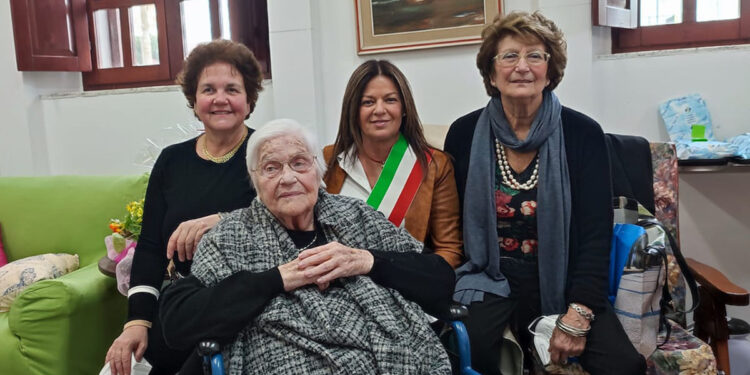 Maria Maddalena Bardi con le figlie Rita e Antonella e l'assessore Zedda