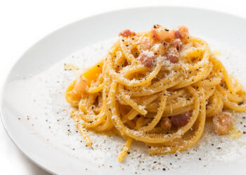 Spaghetti alla carbonara. 📷 Depositphotos