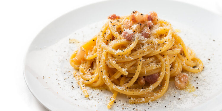 Spaghetti alla carbonara. 📷 Depositphotos