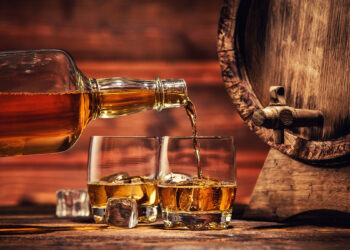 Bicchieri di whisky. ? Depositphotos