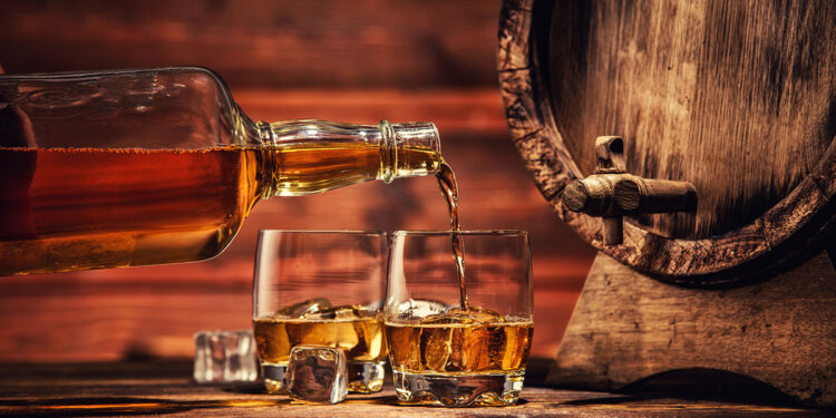 Bicchieri di whisky. 📷 Depositphotos
