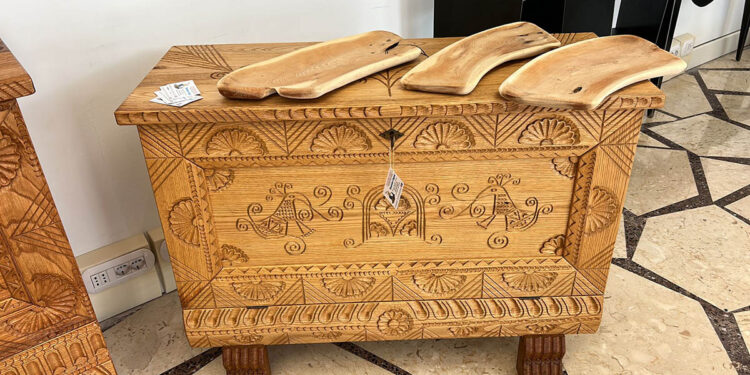 Cassapanca in legno intagliato. Salone delle Botteghe, Confartigianato Sassari