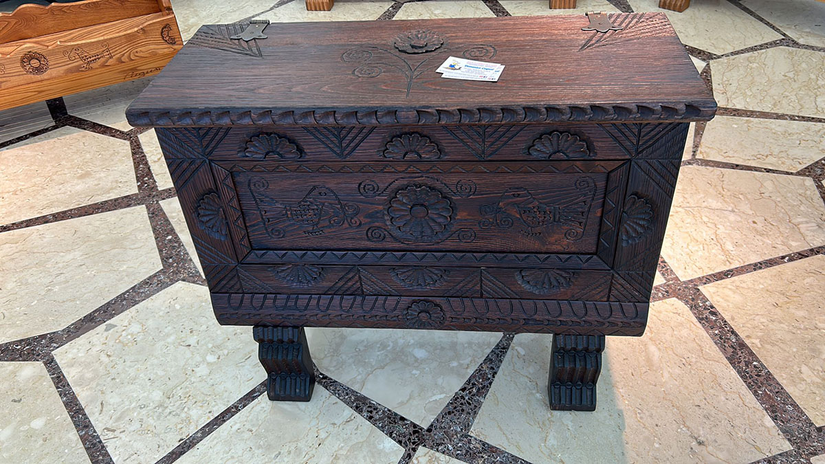 Cassapanca in legno intagliato. Salone delle Botteghe, Confartigianato Sassari