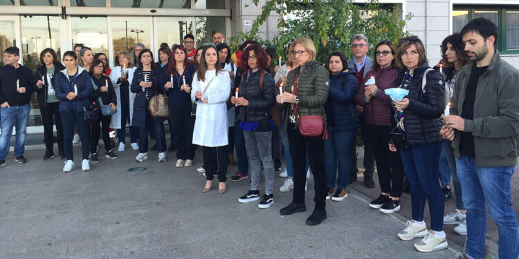 Fiaccole accese a Olbia per la psichiatra Barbara Capovani e per tutti gli operatori vittime di aggressioni