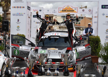 Giacomo Scattolon e Sauro Farnocchia sul podio del Rally Golfo dell’Asinara. 📷 Massimo Bettiol