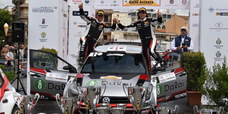 Giacomo Scattolon e Sauro Farnocchia sul podio del Rally Golfo dell’Asinara. ? Massimo Bettiol