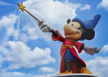 La statua di Topolino mago a Disneyland Paris. ? Depositphotos