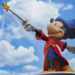 La statua di Topolino mago a Disneyland Paris. ? Depositphotos