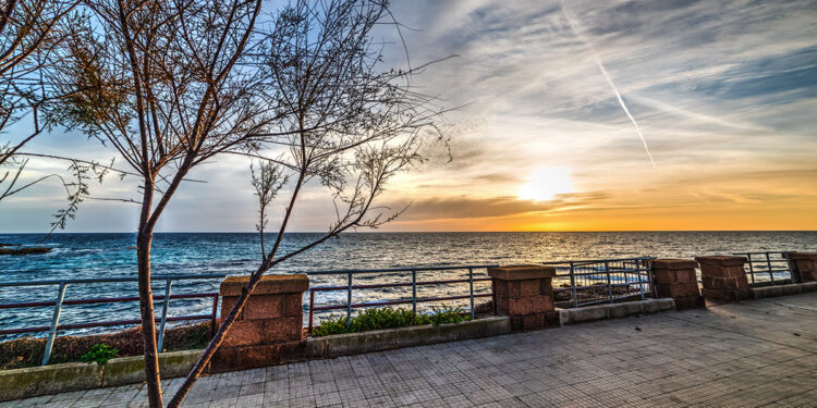 Lungomare Dante ad Alghero. ? Depositphotos