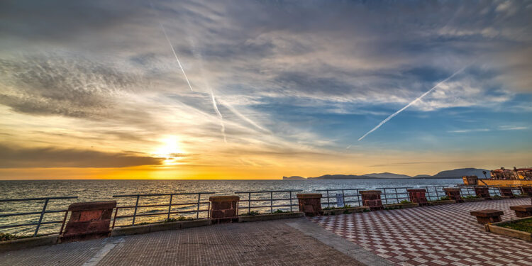 Lungomare Dante ad Alghero. ? Depositphotos