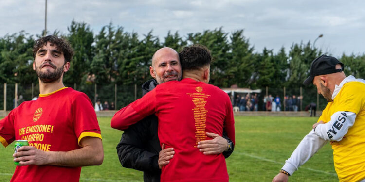 Mister Piras durante i festeggiamenti. ? Alghero Calcio