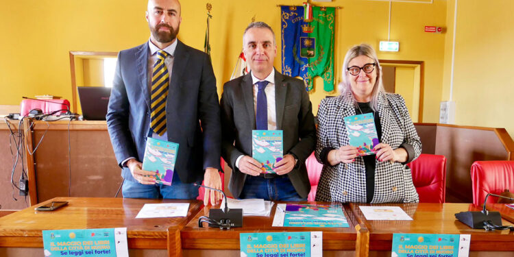 Nuoro, presentazione Il Maggio dei Libri, sinistra Lavra, Picconi, Moroni