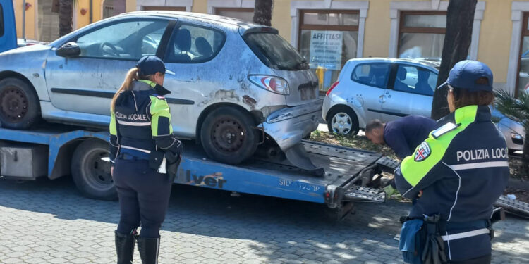 Rimozione auto abbandonate a Porto Torres