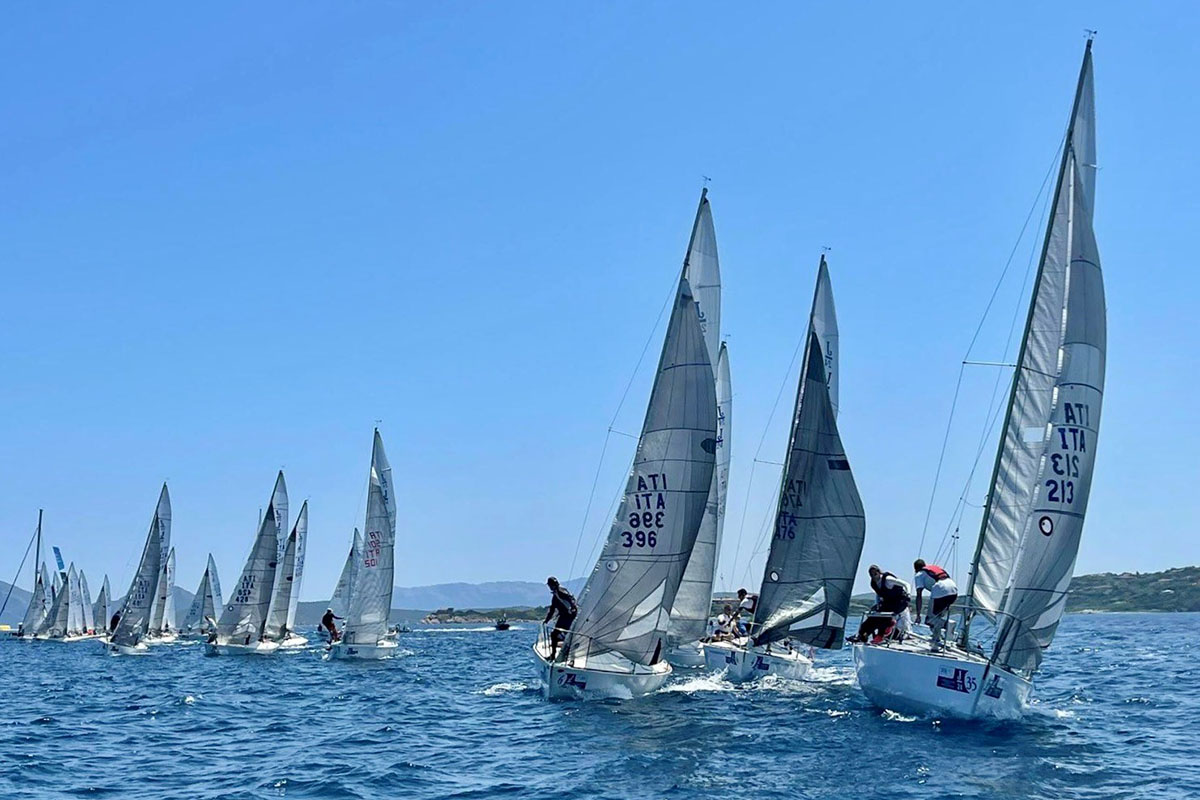 Una delle agguerrite partenze del Campionato Italiano J24 a Cala dei Sardi