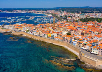 Vista aerea sul centro storico di Alghero. ? Depositphotos