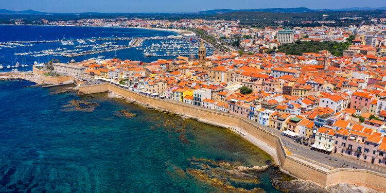 Vista aerea sul centro storico di Alghero. ? Depositphotos