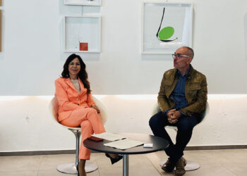 L'assessora Picciau con l'artista Efisio Niolu