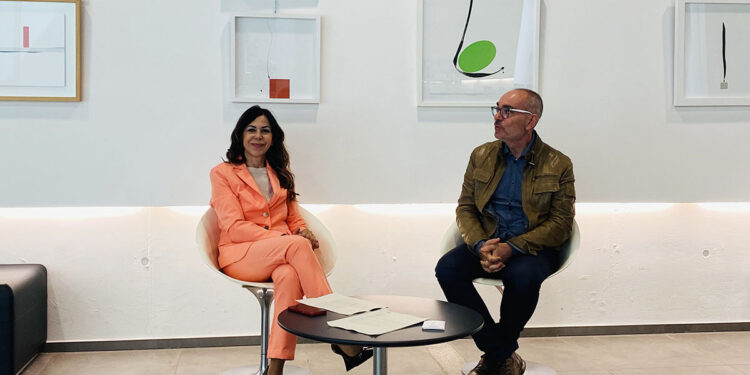 L'assessora Picciau con l'artista Efisio Niolu